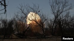 Ілюстраційне фото. Військові батальйону спецпризначення Нацполіції ведуть вогонь з гаубиці Д-30 на Запоріжжі, березень 2025 року