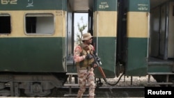 Pakistan goşunynyň esgeri 12-nji martda Bulujystanyň Muşkaf demir ýol menzilinde halas ediş otlusynyň ýanynda dur.