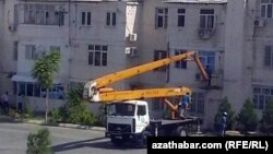 Aşgabatda split sistemaly kondisionerleri söküp aýyrýarlar.