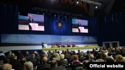 Президент Армении Серж Саргсян dscnegftn с приветственной речью на глобальном общественно-политическом форуме «Против преступления геноцида», Ереван, 22 апреля 2015 г. 