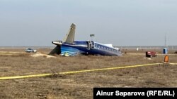 Обломки азербайджанского самолета, который получил повреждения во время полета в российский Грозный, декабрь 2024 года