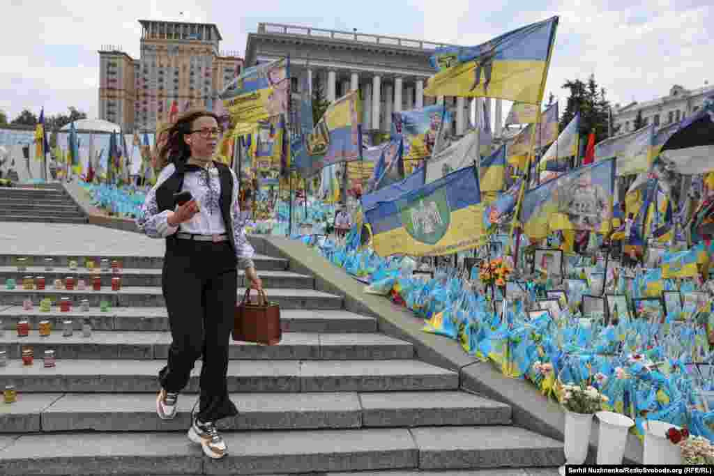 Олена розповіла, що виросла в невеликому селі на Харківщині і смак до вишиванок у неї прищеплений із дитинства. «Але так вийшло, що на даному етапі наш будинок було знищено. Знищено все, що було всередині. Уже тут в Києві, коли прийшли в себе, вирішили, що знову час. Вишиванка – наш генетичний код»