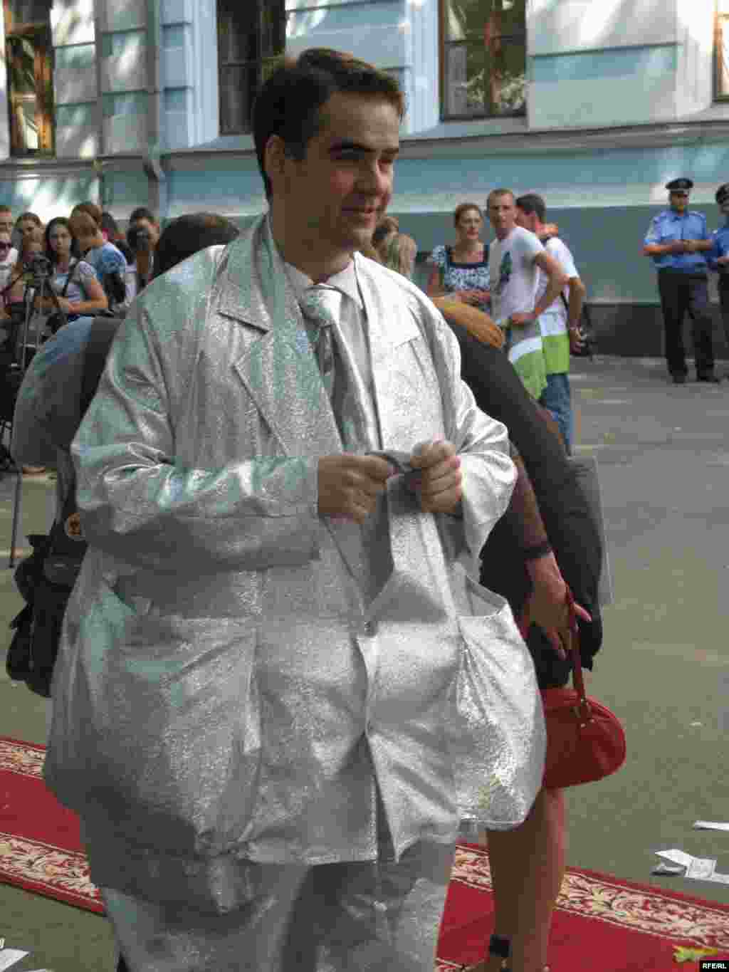 Через такі кишені може пройти не один мільйон. Досить зручно в такому костюмчику на тепленькому грошовитому місці.