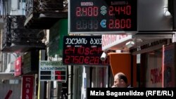 Сегодня лари приостановил свое падение, его курс к доллару остался на вчерашнем уровне