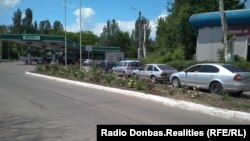 Черга до заправки в контрольованому бойовиками Донецьку