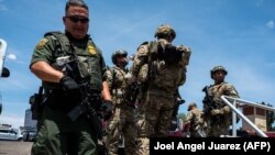 نیروهای امنیتی و پلیس در اطراف محل تیراندازی در نزدیکی فروشگاه وال‌مارت 