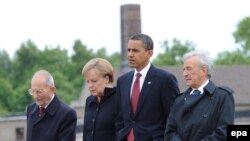 Президент Барак Обама 5-майда Германиянын канцлери жана президенти менен бирге фашисттик бийлик тушундагы Бухенвалд лагерине барды. Алар менен чогуу лагердин мурдакы туткуну, Нобел атындагы Тынчтык  сыйылыгын лауреаты, жазуусу Элия Визел да болду. 