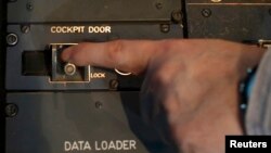 Замок на дзьверах кабіны пілёта 