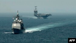 Американський ракетний крейсер USS Gettysburg (CG 64) та авіаносець USS Harry S. Truman (CVN 75) йдуть транзитом через Гібралтарську протоку до Середземного моря, 3 вересня 2013 року