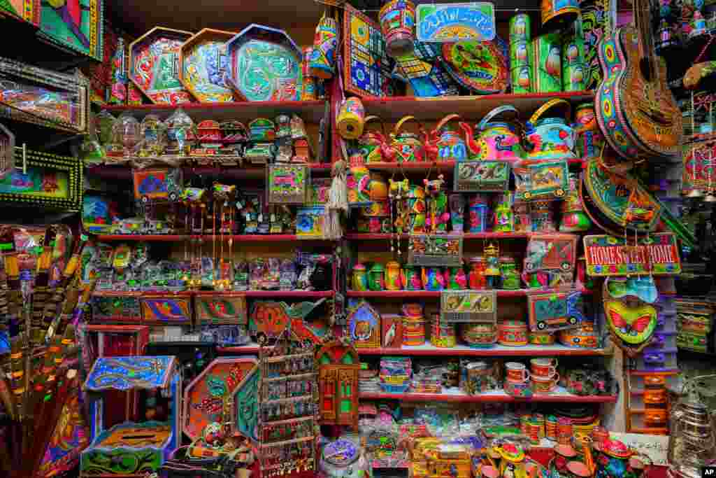 انواع وسایل تزئینی خانگی در فروشگاهی در اسلام‌آباد، پایتخت پاکستان