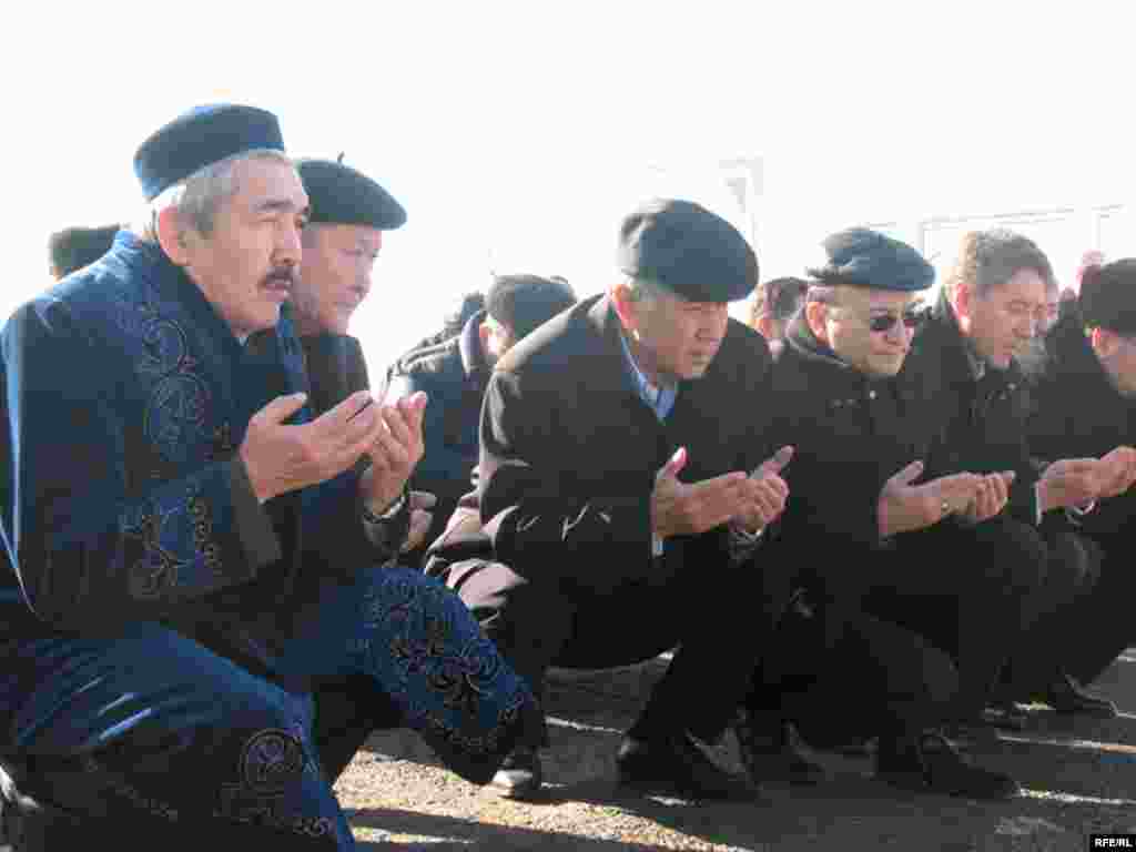 Оппозиция жетекшілері Заманбек Нұрқаділовтің зират басында құран бағыштауда . Алматы, 12 қараша 2008 жыл.  - Оппозиция жетекшілері Заманбек Нұрқаділовтің зират басында құран бағыштауда . Алматы, 12 қараша 2008 жыл. 
