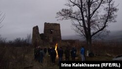 Участники обряда верят, что молитвы предков, которые произносятся над городом, помогут обрести ему счастье и покой