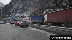 Грузовики у КПП «Верхний Ларс» на российско-грузинской границе