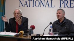 Члены Компартии Владимир Косяченко и Мадел Исмаилов проводят пресс-конференцию. Алматы, 24 сентября 2014 года.  