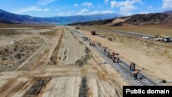 Балыкчы-Кочкор-Кара-Кече темир жолун куруу иши. 