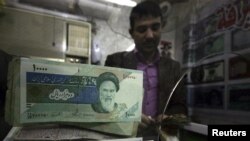 در آخرین ساعات معاملات ارزی روز شنبه بازار ارز تهران، هر دلار امریکا ۴۰۸۲ تومان معامله ش