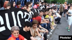 Сидячая забастовка членов инициативы «Нет грабежу!» на площади Свободы, Ереван, 19 июня 2015 г.