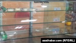 Et söwdasyndaky bökdençlikler oktýabryň başynda has hem güýçlendi. Et dükanynyň tekjesi. Aşgabat (arhiw suraty) 