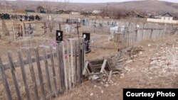 Разрушенное затоплениями кладбище у села Михайловка