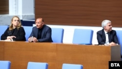 Бившата директорка на "Булгаргаз" Деница Златева, бившият служебен министър на енергетиката Росен Христов и директорът на "Булгартрансгаз" Владимир Малинов (от ляво надясно) по време на изслушването в парламента, 15 май 2025 г.