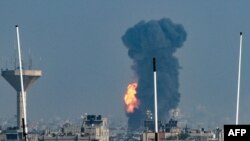 Израилдин Газа тилкесинин түштүгүндөгү Рафах шаарына жасаган соккусу учурунда имараттардын үстүнөн түтүн көтөрүлүүдө. 1-декабрь, 2023-жыл.