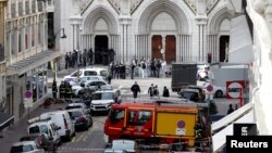 Поліція охороняє місце, де стався напад, Ніцца, 29 жовтня 2020 року