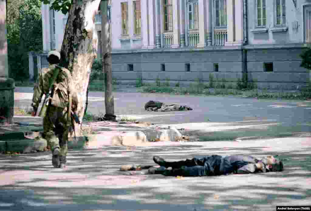 После взятия Сухуми боевики со своими сторонниками начали нападать на этнических грузин. Последовавшая за этим &quot;сухумская резня&quot; повернула мировое общественное мнение в сторону Грузии.