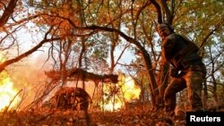 Українські військові ведуть вогонь на Донеччині, архівне фото