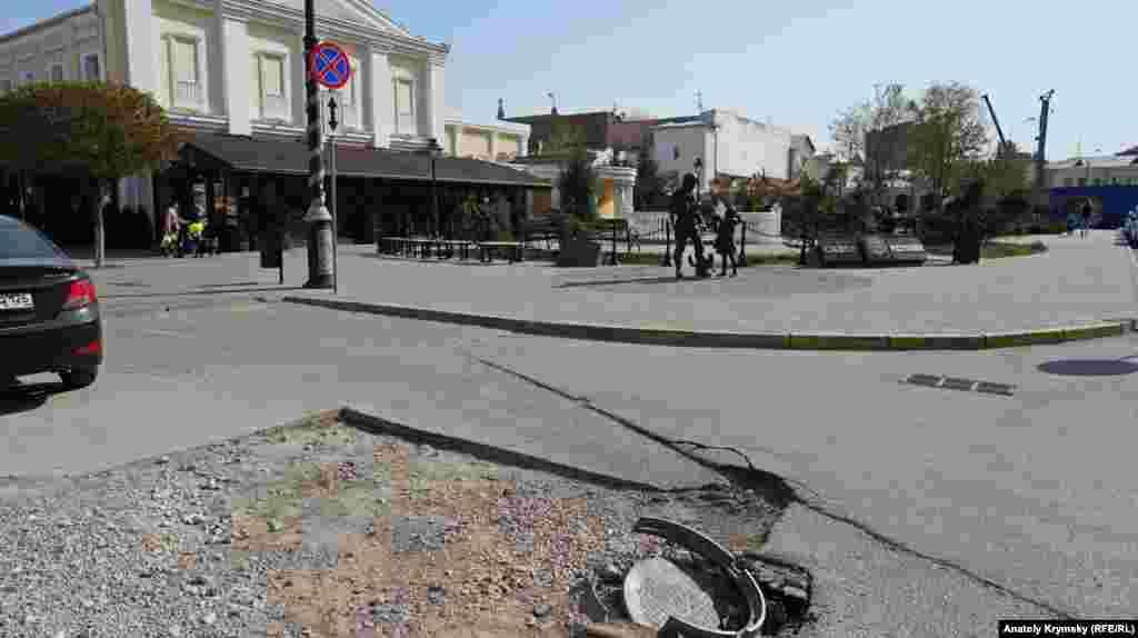 Serov ve Karl Marks soqaqları qavuşqan yerdeki çuqur ale daa tamir etilmedi