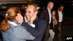 Ирандагын түрмөдөн бошотулган Эмад Шарги жакындары менен көрүшүп жатат. 19-сентябрь, 2023-жыл. АКШ.