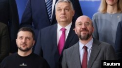 Президент Європейської hади Шарль Мішель, президент України Володимир Зеленський і прем’єр-міністр Угорщини Віктор Орбан позують для спільного фото під час саміту європейських лідерів у Брюсселі, Бельгія, 9 лютого 2023 року