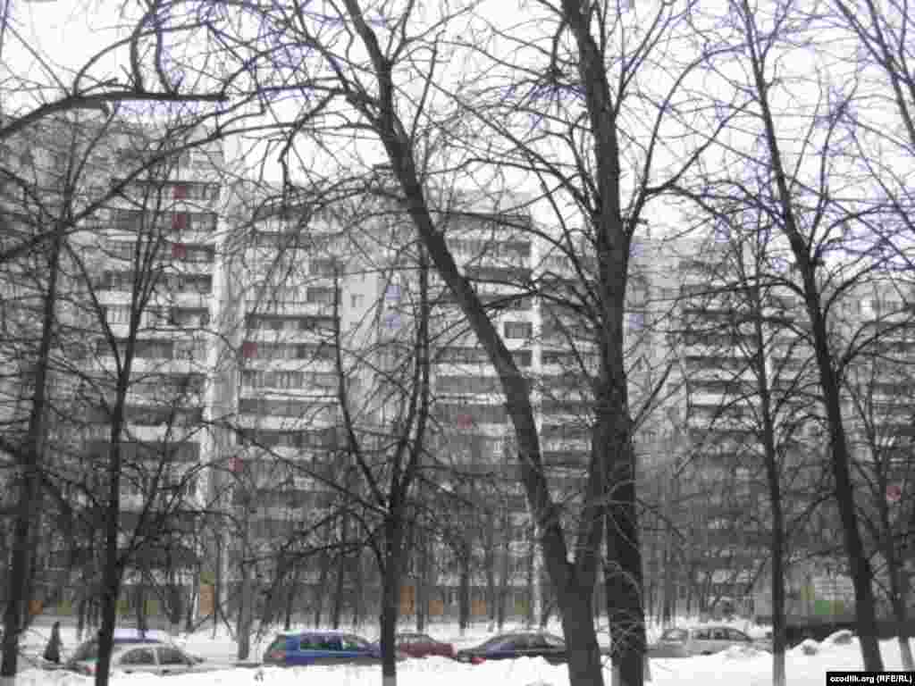 Тошкент кўчасида кўп қаватли уйлар