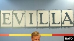 یاپ دو هوپ شیفر، دبیرکل ناتو در حال سخنرانی در اجلاس دو روزه ناتو در سویل، اسپانیا.