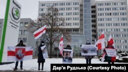 Учасники пікету біля офісу компанії Škoda із закликами не підтримувати Білорусь, Млада-Болеслав, січень 2021 року