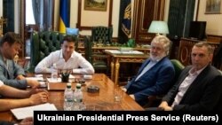 Владимир Зеленский (ортодо) менен  Игорь Коломойский (оңдон экинчи). 2019-жыл. Киев, Украина. Архивдик сүрөт.