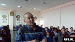 Рабочий «Эмбамунайгаза» Конысбай Оразов выступает с требованиями на собрании. Прорва, 23 апреля 2010 года. 