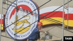 Сессия парламента, главным вопросом которой значилось вынесение вотума недоверия Давиду Санакоеву, продолжалась около шести часов. За стены ведомства успела просочиться информация о том, что разговор шел на повышенных тонах