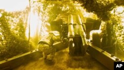 Ілюстраційне фото. Військові бригади Нацгардії «Червона Калина» ведуть вогонь по російських позиціях на Донеччині, січень 2025 року