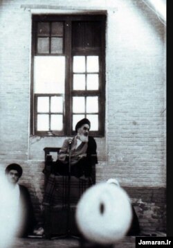 محتشمی‌پور پای منبر آیت‌الله خمینی، اواخر دهه چهل خورشیدی، مسجد شیخ انصاری نجف عراق