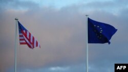 ԱՄՆ և ԵՄ դրոշները