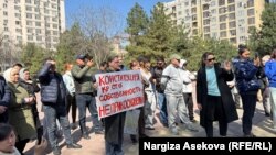 Жер кодексине каршы чыккан адамдар. Бишкектеги Максим Горький атындагы бакча. 1-апрель, 2025-жыл.