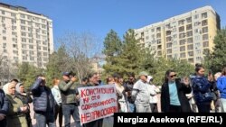 Жер кодекси тууралуу мыйзамга каршы чыккан адамдар. Бишкектеги Максим Горький атындагы бакча. 1-апрель, 2025-жыл.