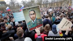 Зображення президента Росії Володимира Путіна і генерального секретаря СРСР Леоніда Брежнєв в одній особі під час масової акції протесту в Санкт-Петербурзі, 5 травня 2018 року