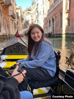 Боорсокту, ат мингенди жакшы көргөн, психолог болгусу келген Жози.