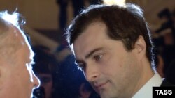 Surkow uzak ýyllaryň dowamynda syýasy sahnanyň aňyrsyndan hereket edip gelýärdi.