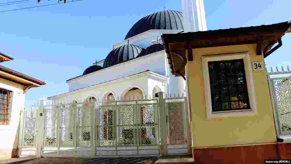 &quot;Seit-Settar Camisi&quot; kompleksiniñ baş kirişi.Tarihiy yazığa köre, camini 1850-nci senesi Aqmescit şeeriniñ sabıq başı Seit Settar Çelebi qurdı