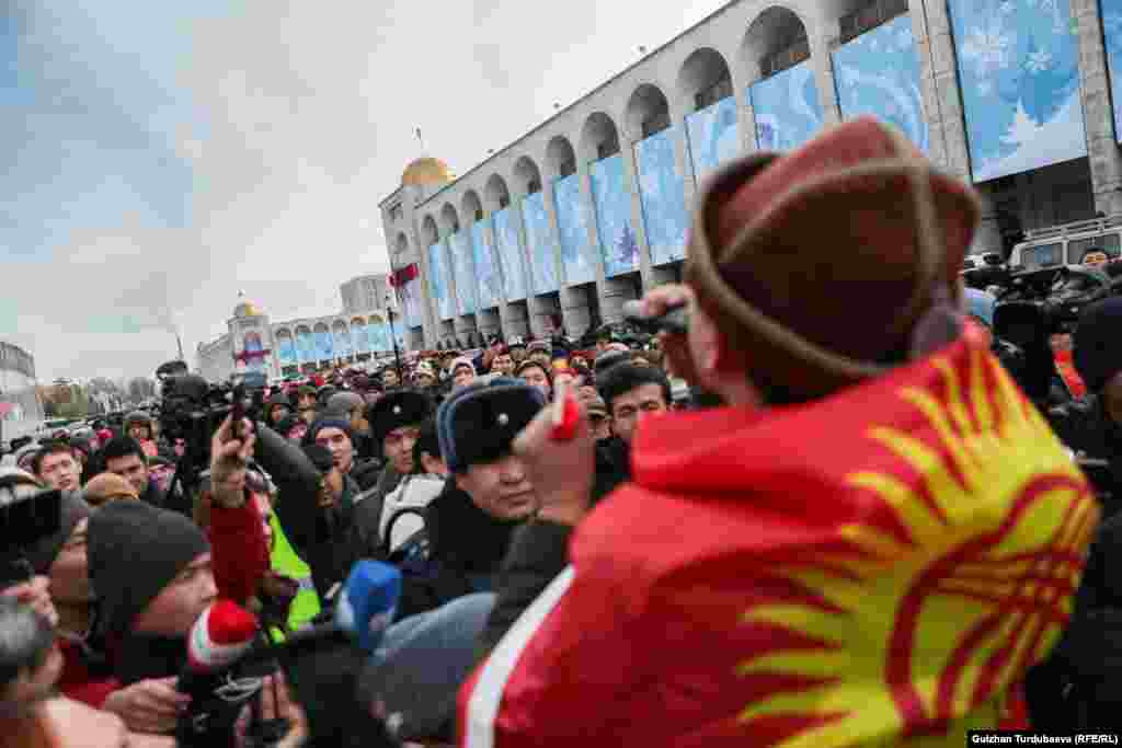 Акциянын катышуучулары &laquo;Сөз эркиндиги!, Бардыгынын оозун жаба албайсың!, Бизге факты керек!, &laquo;Азаттыкка&raquo; азаттык!, Райым камалсын!, Уурулардын орду түрмөдө!, Реалдуу реформа!&raquo; деген ураандарды чакырып турушту.