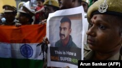 نیروهای امنیتی هند عکس خلبان هندی اسیر شده در پاکستان را در دست دارد.