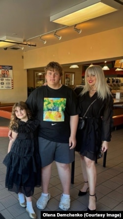 Олена з дітьми