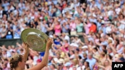 پترا کویتووا نشان قهرمانی ویمبلدون را فراز دست می‌برد